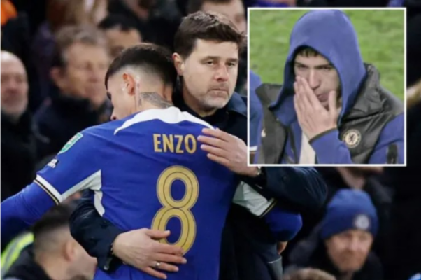  (Chelsea) Enzo Fernandez rơi nước mắt trong khi rời sân Stamford Bridge