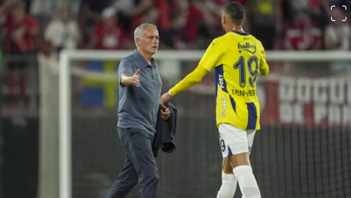 Fenerbahce để thua trận đấu chính thức đầu tiên thời Mourinho